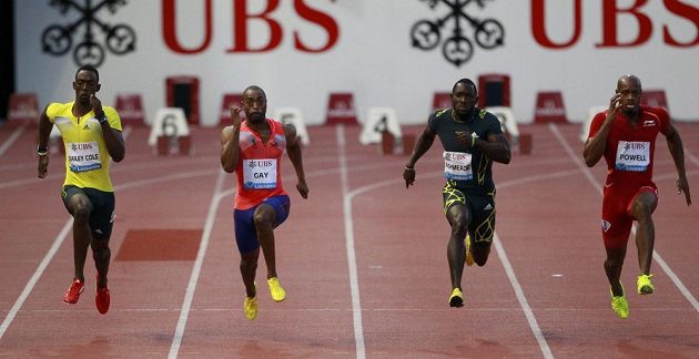 Sprinteři Bailey Cole z Jamajky (první zleva), Američan Tyson Gay (druhý zleva), Jamajačan Nickel Ashmeade a Asafa Powell (první vpravo) v závodu na 100 metrů na Diamantové lize v Lausanne.