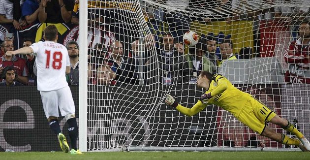Kevin Gameiro dává v rozstřelu vítězný gól FC Sevilla, gólman Benfiky Jan Oblak se po míči natahuje marně.
