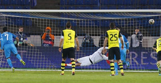 Záložník Zenitu Petrohrad Hulk (první zleva) překonává z penalty brankáře Borussie Dortmund Romana Weidenfellera (třetí zleva) v osmifinálovém utkání Ligy mistrů.