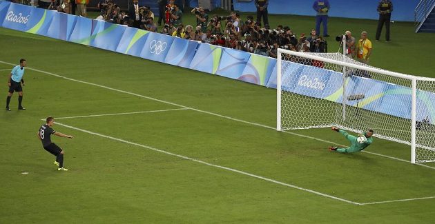 Brazilský gólman Weverton likviduje penaltu v podání Nilse Petersena. Domácím se otevřela cesta k vítězství.
