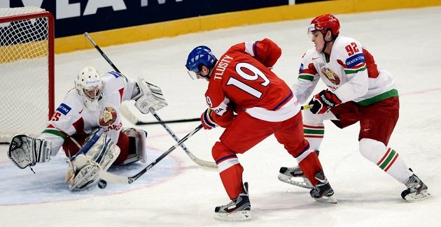 Běloruský brankář Vitalij Bělinskij (vlevo), český útočník Jiří Tlustý (uprostřed) a běloruský obránce Roman Graborenko (vpravo).