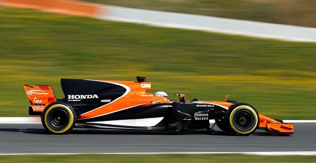 Profil vozu stáje McLaren pro sezónu 2017 na okruhu v Barceloně. V kokpitu Fernando Alonso.