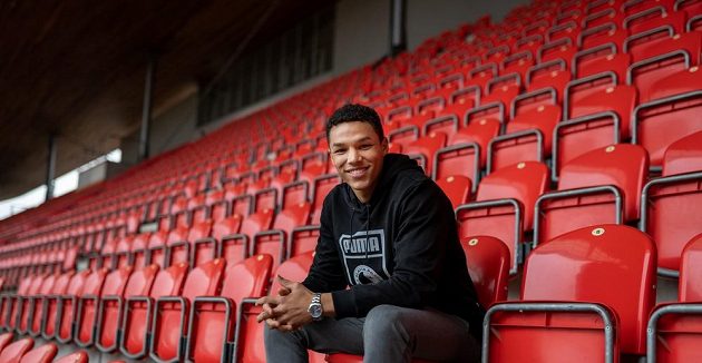 Alexander Bah si po příchjodu do Slavie vyzkoušel i pohled z tribuny na hřiště.