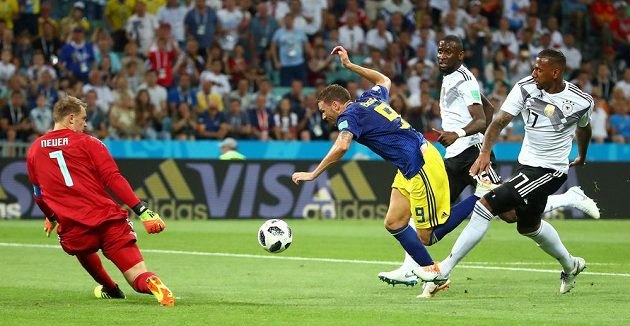Švédský útočník Marcus Berg padá po zákroku Jeromeho Boatenga (zcela vpravo) v pokutovém území. Polský sudí Szymon Marciniak ale penaltu proti německému favoritovi nenařídil.
