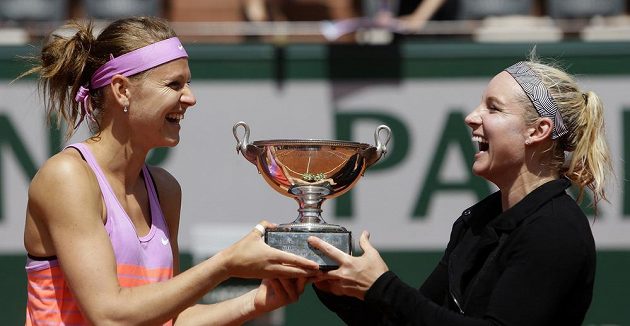 Americká tenistka Bethanie Matteková-Sandsová (vpravo) a Lucie Šafářová drží trofej určenou pro vítězky čtyřhry na Roland Garros.