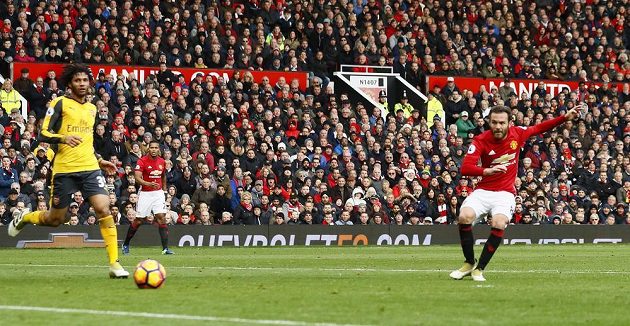 Záložník Manchesteru United Juan Mata střílí vedoucí gól v zápase s Arsenalem.