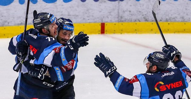 Liberečtí hokejisté (zleva) Tomáš Havlín, Jakub Valský a Michal Birner se radují z vítězství v prodloužení v Třinci.