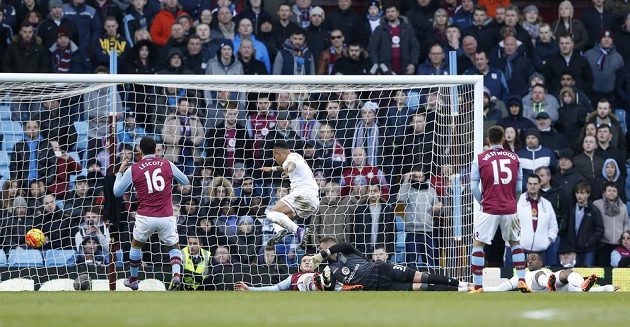 Nathaniel Clyne z Liverpoolu střílí gól do sítě Aston Villy v 26. kole anglické Premier League.