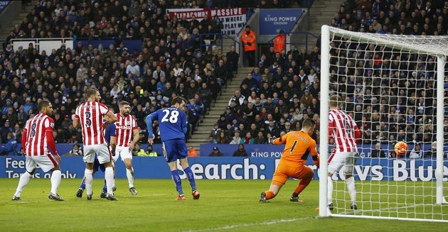 Bezmocný brankář Jack Butland ze Stoke po tečované střele Daniela Drinkwatera z Leicesteru v zápase 23. kola anglické Premier League.