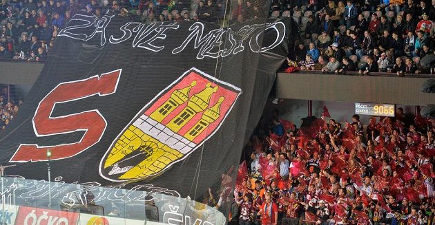 Fanoušci Sparty v třetím semifinálovém zápase play off hokejové extraligy HC Sparta Praha - HC Oceláři Třinec.