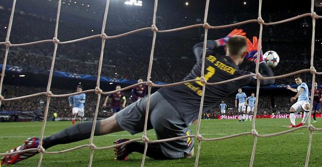 Takhle brankář Barcelony Marc-André ter Stegen zlikvidoval penaltu Sergiu Agüerovi (vpravo) z Manchesteru City.