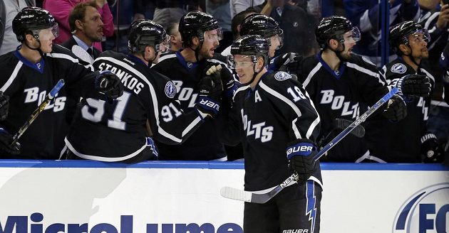 Útočník Tampy Bay Ondřej Palát (18) přijímá gratulace od svých spoluhráčů poté, co vsítil gól do brány Caroliny v zápase NHL.