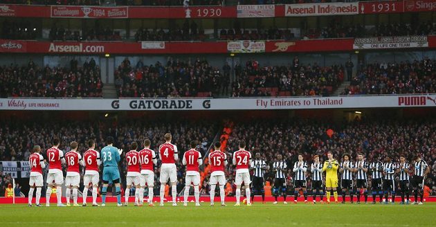 Fotbalisté Arsenalu a Newcastlu (vzadu) uctili při vzájemném duelu zesnulého brankáře Pavla Srníčka minutou ticha.