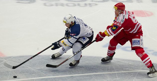 Dominik Simon z Plzně (vlevo) a třinecký útočník Daniel Rákos v utkání 6. kola Tipsport extraligy.
