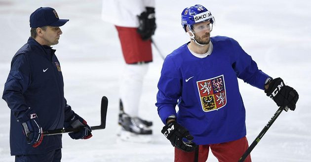 Trenér Josef Jandač a útočník David Krejčí před zápasem s Ruskem na mistrovství světa v Kodani.
