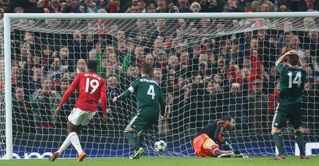 Sergio Ramos z Realu (druhý zleva) střílí vlastní gól v utkání s Manchesterem United.