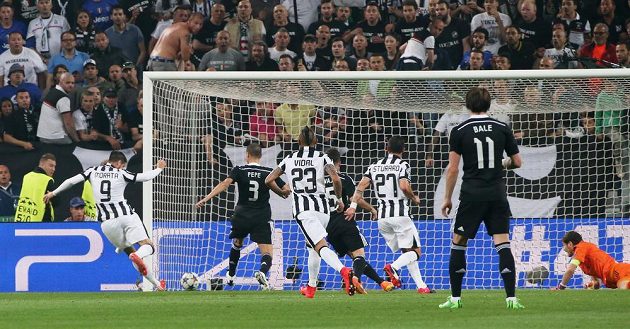 Fotbalista Juventusu Álvaro Morata (vlevo)dává gól Realu Madrid v semifinále Ligy mistrů.