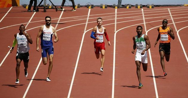 Čtvrtkařský svět letos výrazně zrychlil. Časem 45,16 s obsadil český rekordman Pavel Maslák (uprostřed) v rozběhu poslední místo.