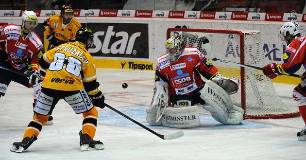 Litvínovský Jakub Petružálek (v popředí) před pardubickým brankářem Robertem Kristanem.