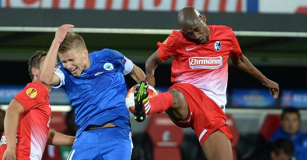 Fotbalista Freiburgu Gelson Fernandes (vpravo) v souboji s libereckým Martinem Frýdkem.