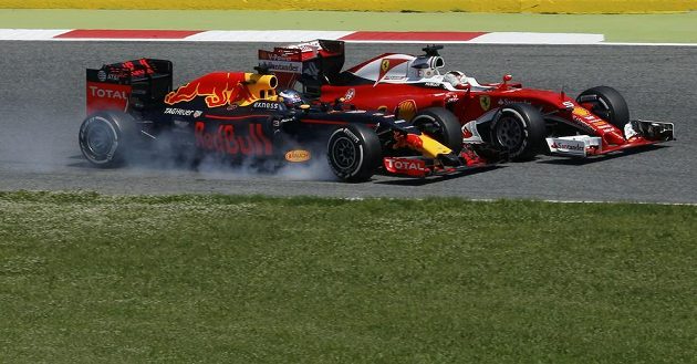 Souboj o pódium - Daniel Ricciardo (vlevo) z Red Bullu a Sebastian Vettel z Ferrari.