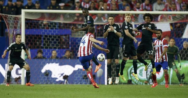 Fotbalista Atlétika Madrid Gabi zahrává přímý kop proti Chelsea v semifinále Ligy mistrů.