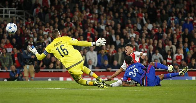 Alex Oxlade Chamberlain z Arsenalu v této šanci brankáře Olympiakosu Roberta Jimeneze nepřekonal.