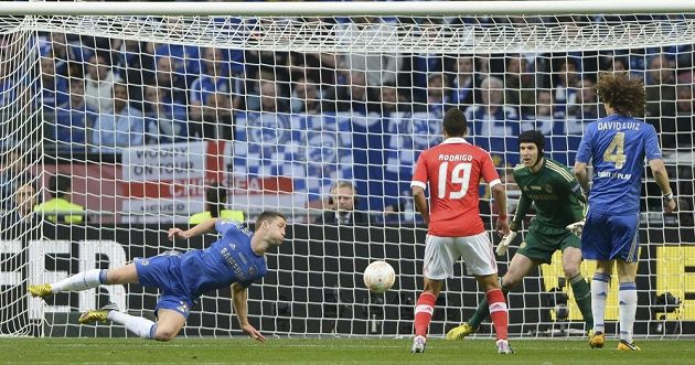 Gary Cahill (vlevo) pomáhá v obraně Chelsea brankáři Petru Čechovi ve finále Evropské ligy proti Benfice.