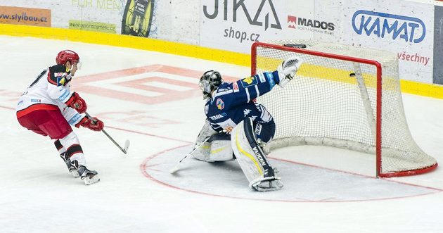 Rastislav Dej z Hradce Králové dává brankáři Pavlu Kantorovi z Vítkovic gól z trestného střílení.