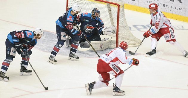 Zleva Jakub Sklenář, Petr Koblasa a brankář Ján Laco z Chomutova, Lukáš Galvas a Tyler Redenbach z Třince.