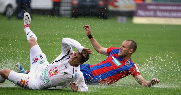 V těžkých podmínkách se hrálo závěrečné ligové kolo. Svědčí o tom i souboj plzeňského Daniela Koláře (vpravo) s královéhradeckým Petrem Schwarzem.