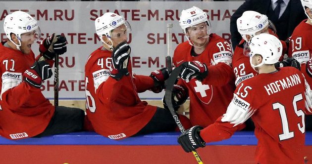 Švýcarský hokejista Gregory Hoffman slaví se spoluhráči gól v síti Francie v utkání mistrovství světa.