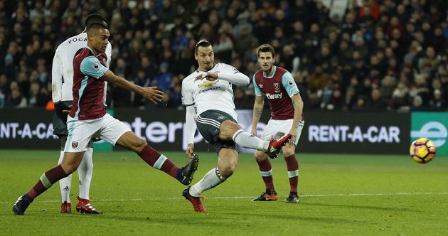 Útočník Zlatan Ibrahimovic (druhý zprava) střílí gól Manchesteru United do sítě West Hamu.