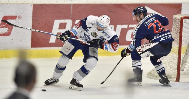 Leoš Čermák z Brna (vlevo) se snaží oklamat vítkovického Ondřeje Romana během čtvrtfinále play off.