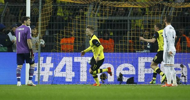 Marco Reus (uprostřed) slaví vstřelený gól do sítě Realu v odvetě Ligy mistrů.
