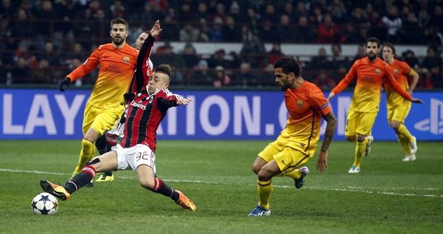 El Shaarawy z AC Milán (vlevo) se snaží proměnit šanci v utkání proti Barceloně.