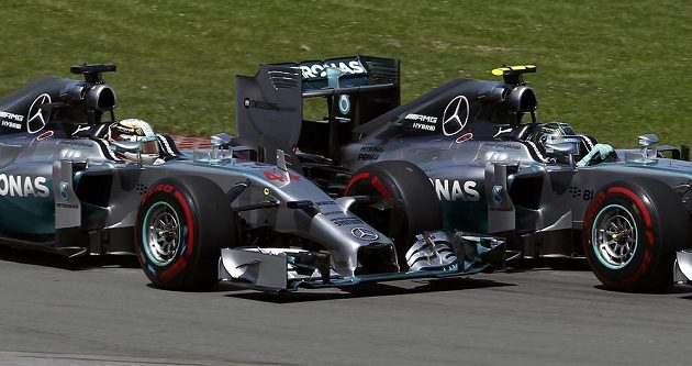 Takhle Lewis Hamilton (vlevo) s mercedesem zaútočil po startu Velké ceny Kanady na stájového kolegu Nika Rosberga.