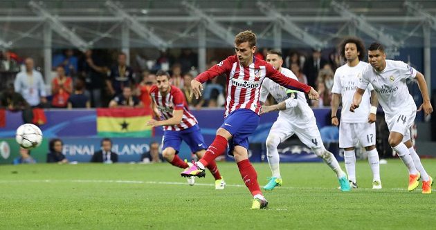 Antoine Griezmann z Atlétika zahrává pokutový kop ve finále Ligy mistrů proti Realu. Trefil jen břevno.