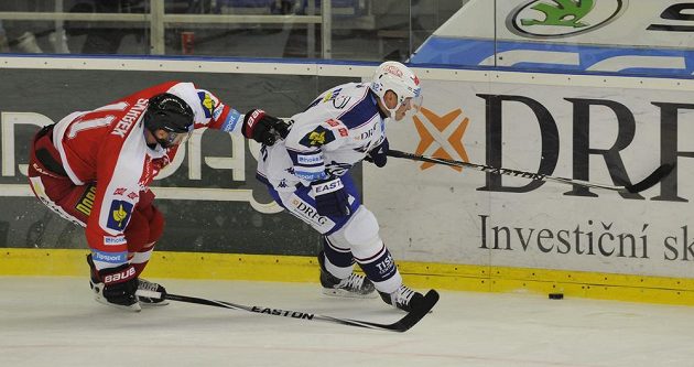 Olomoucký obránce Pavel Skrbek (vlevo) se snaží zastavit brněnského útočníka Petra Tenkráta v zápase 5. kola Tipsport extraligy.