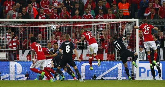 Arturo Vidal (č. 23) posílá Bayern do vedení v zápase Ligy mistrů proti Realu Madrid.