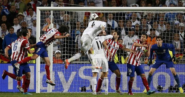 Sergio Ramos (4) hlavou v závěru druhé půle zařídil Realu vyrovnání skóre ve finále LM s Atlétikem.