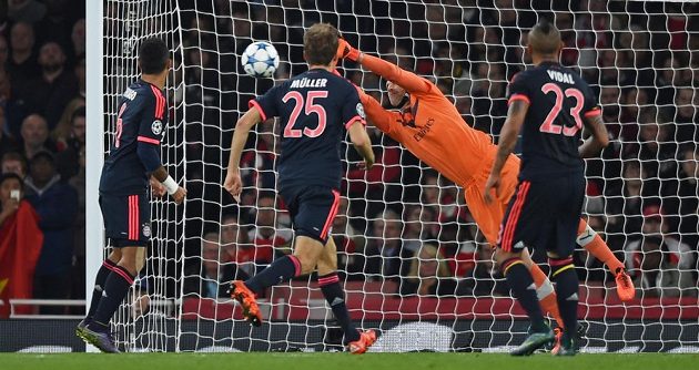 Petr Čech vyráží střelu Artura Vidala z Bayernu (23) v utkání základní skupiny Ligy mistrů.