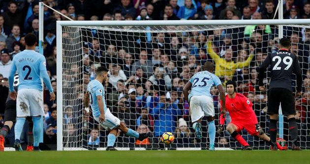 Útočník Manchesteru City Sergio Agüero dává gól Petru Čechovi v brance Arsenalu v utkání Premier League.