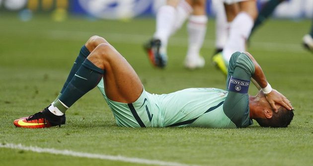 Zklamaný Cristiano Ronaldo po vedoucím gólu Maďarska v závěrečném utkání skupiny F na ME.
