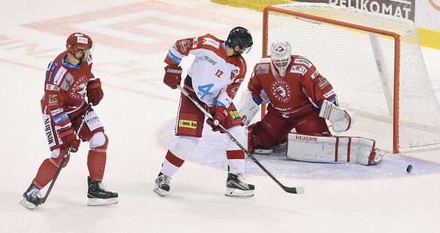 (Zleva) Vladimír Roth z Třince, Jan Knotek z Olomouce a brankář Třince Šimon Hrubec.
