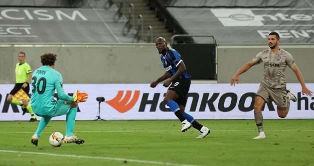 Takhle vstřelil Romelu Lukaku pátou branku Interu Milán a uzavřel gólové hody duelu se Šachtarem Doněck.