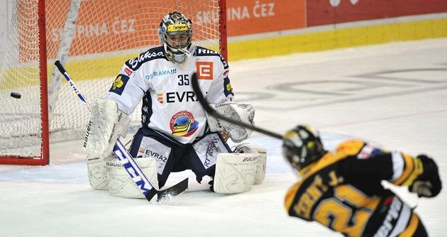 Litvínovský útočník Jakub Černý (vpravo) pálí na vítkovického brankáře Filipa Šindeláře.