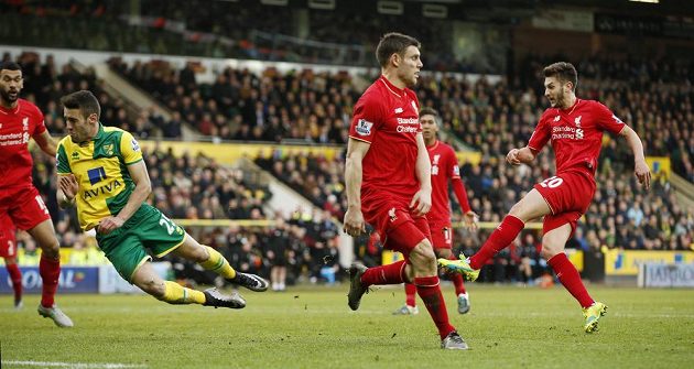 Liverpoolský Adam Lallana (vpravo) vítěznou trefou právě rozhoduje nevšední drama v Norwichi!
