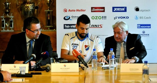 Útočník Milan Baroš se upisuje Baníku Ostrava do roku 2014. Vlevo přihlíží předseda představenstva Petr Šafarčík a vpravo agent Pavel Paska.