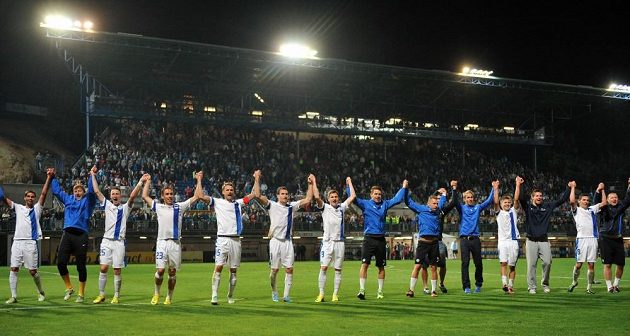 Kapitán Radoslav Kováč si s libereckými spoluhráči užívá děkovačky fanouškům po postupu do Evropské ligy.
